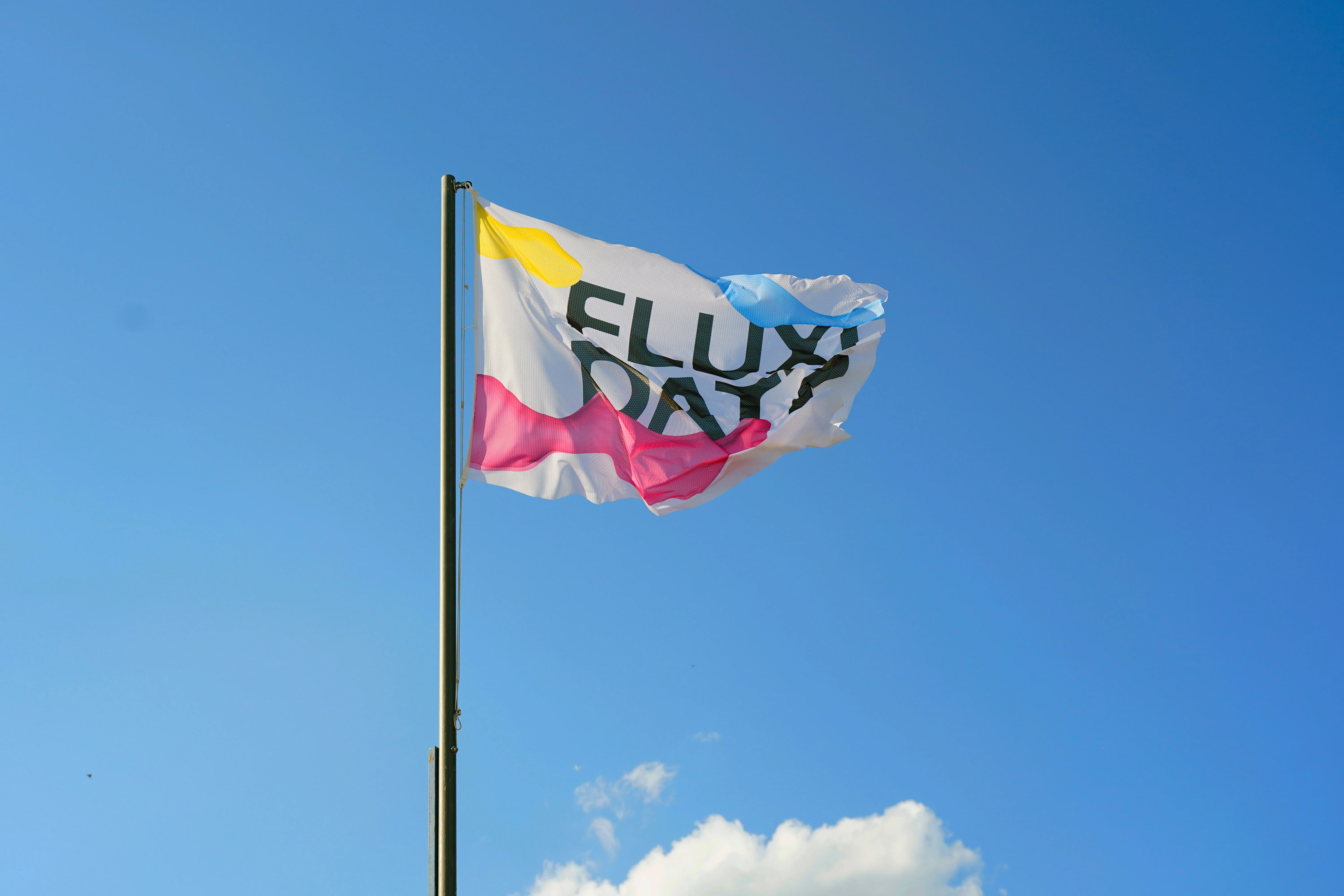 Fahne zur Ausstellung FLUXI DATZ, studio Lindhorst Emme + Hinrichs Berlin, KFZ - Kunst für Zukunft, 2025