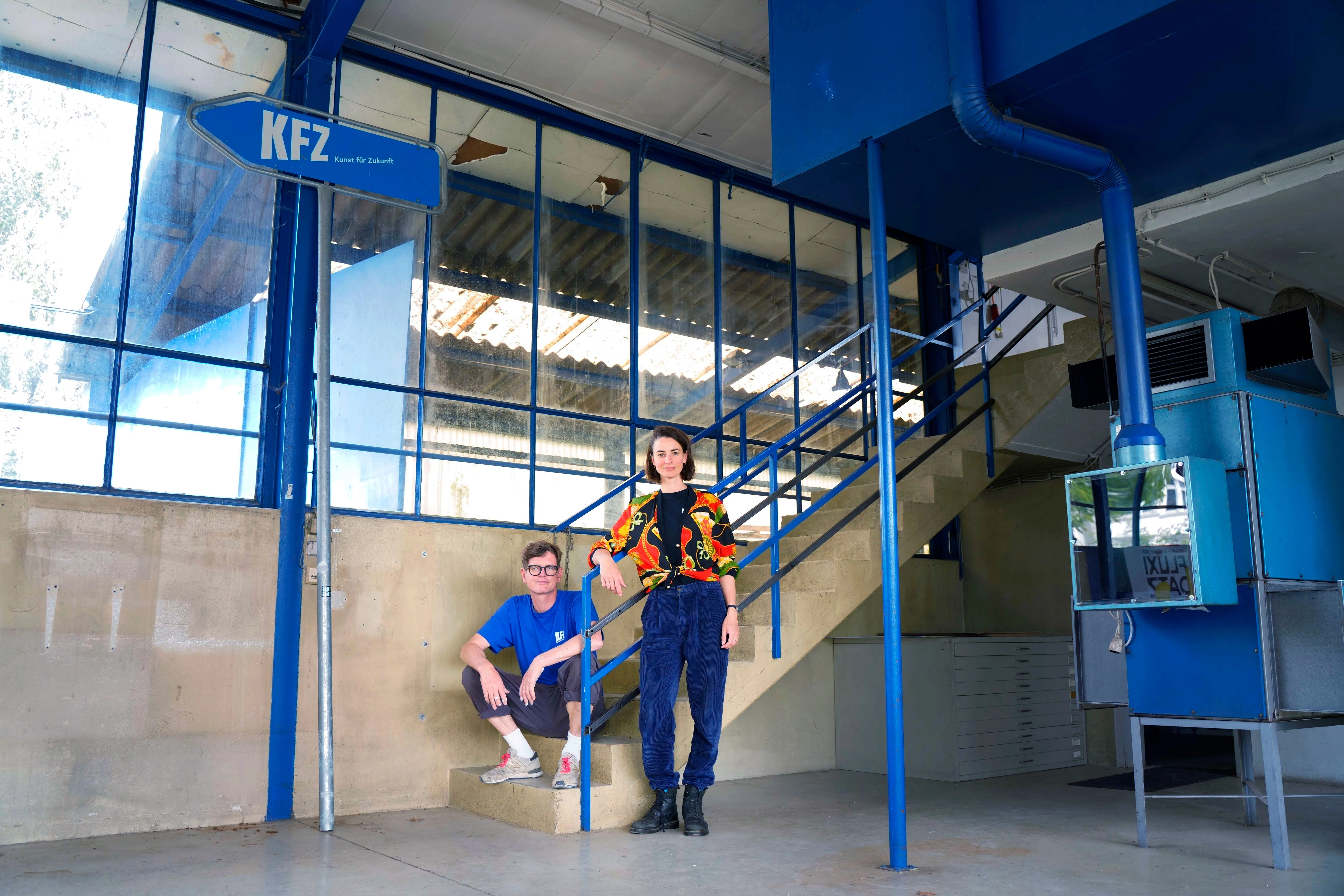 Daniel Franz und Ana Baumgart im KFZ, 2025