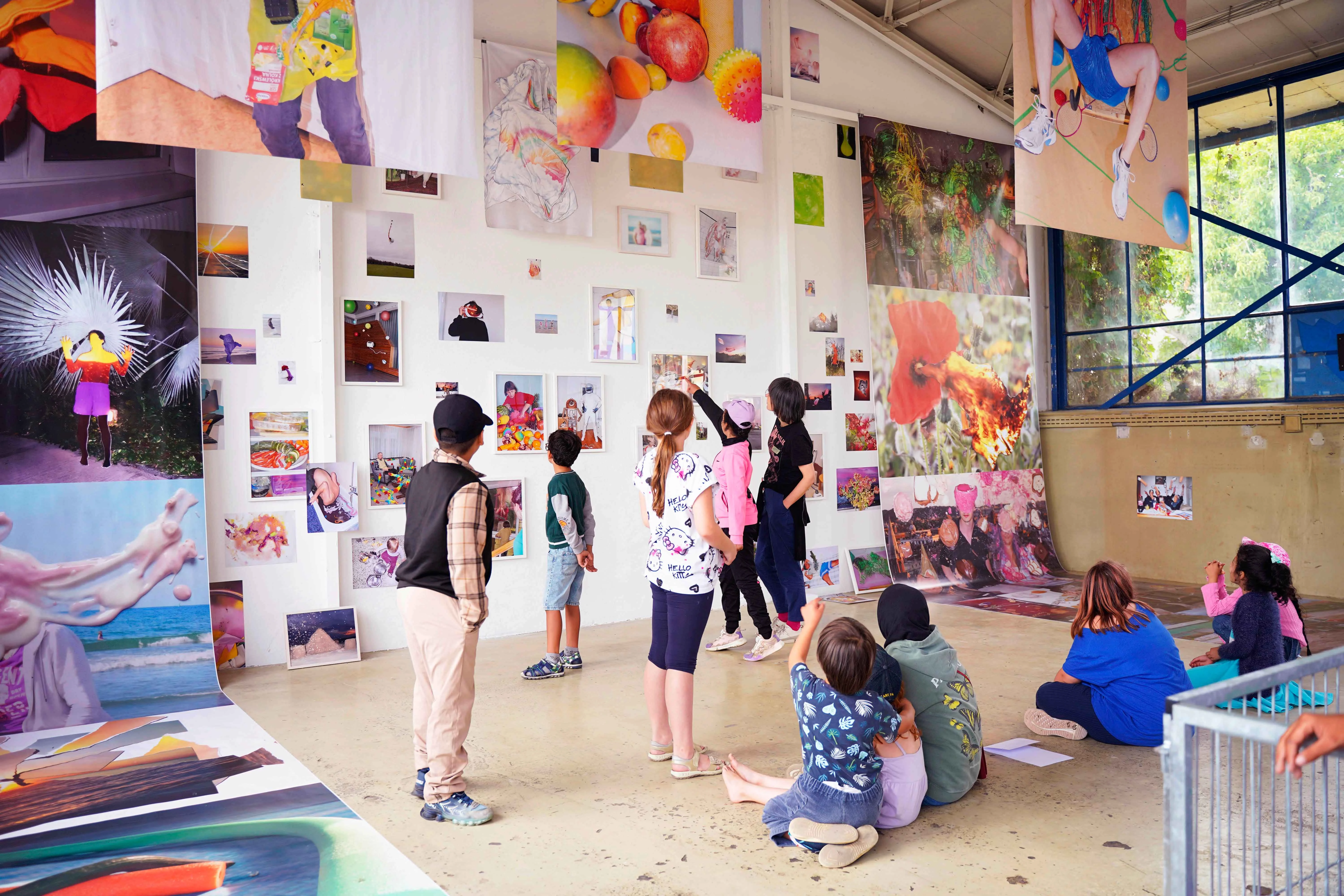 Teilnehmende des Projektes in der Ausstellung FLUXI DATZ im KFZ, 2025