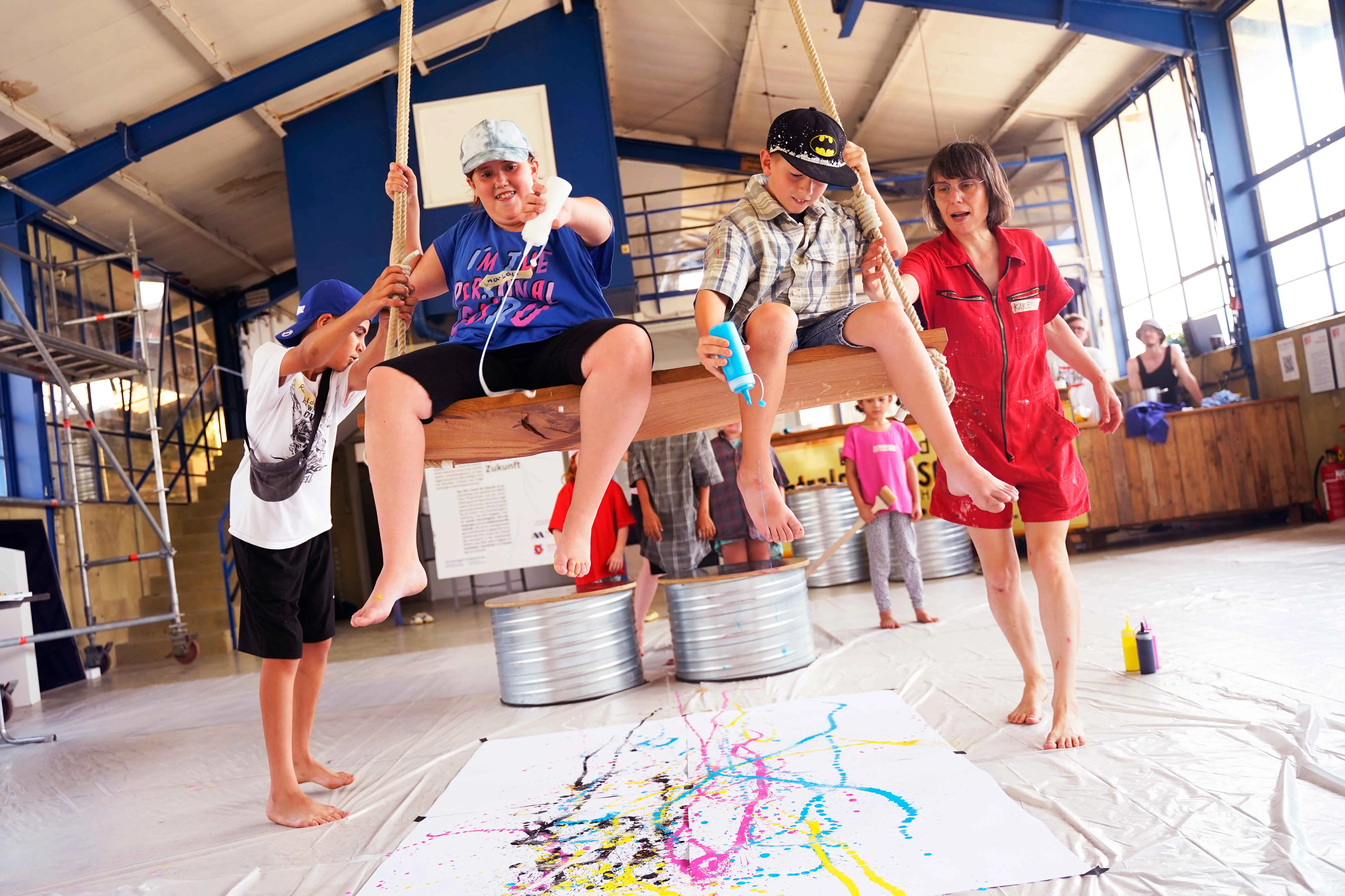 Actionpainting mit einer Schaukel im KFZ, 2025