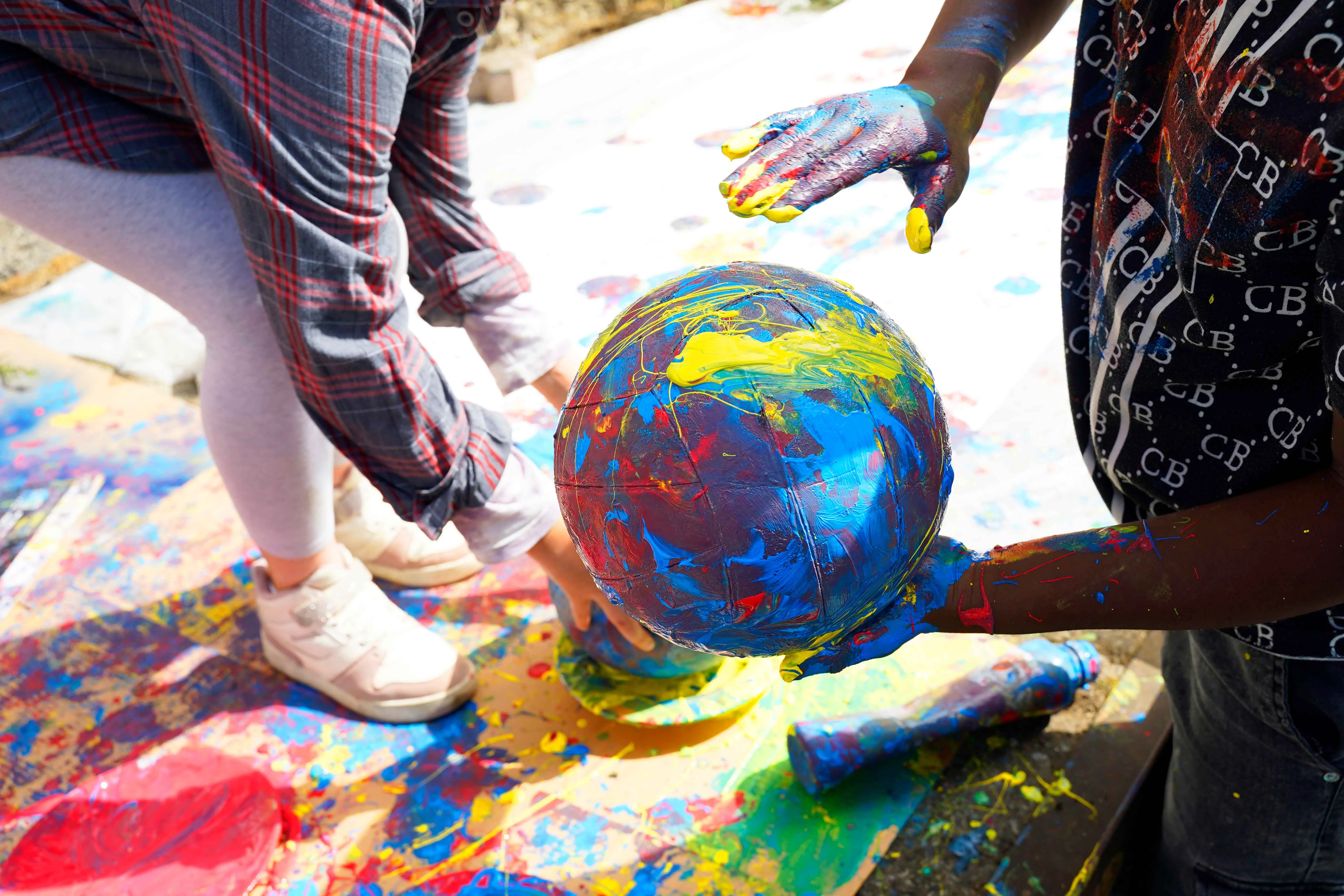 Volleyball & Malerei vor dem KFZ, 2025