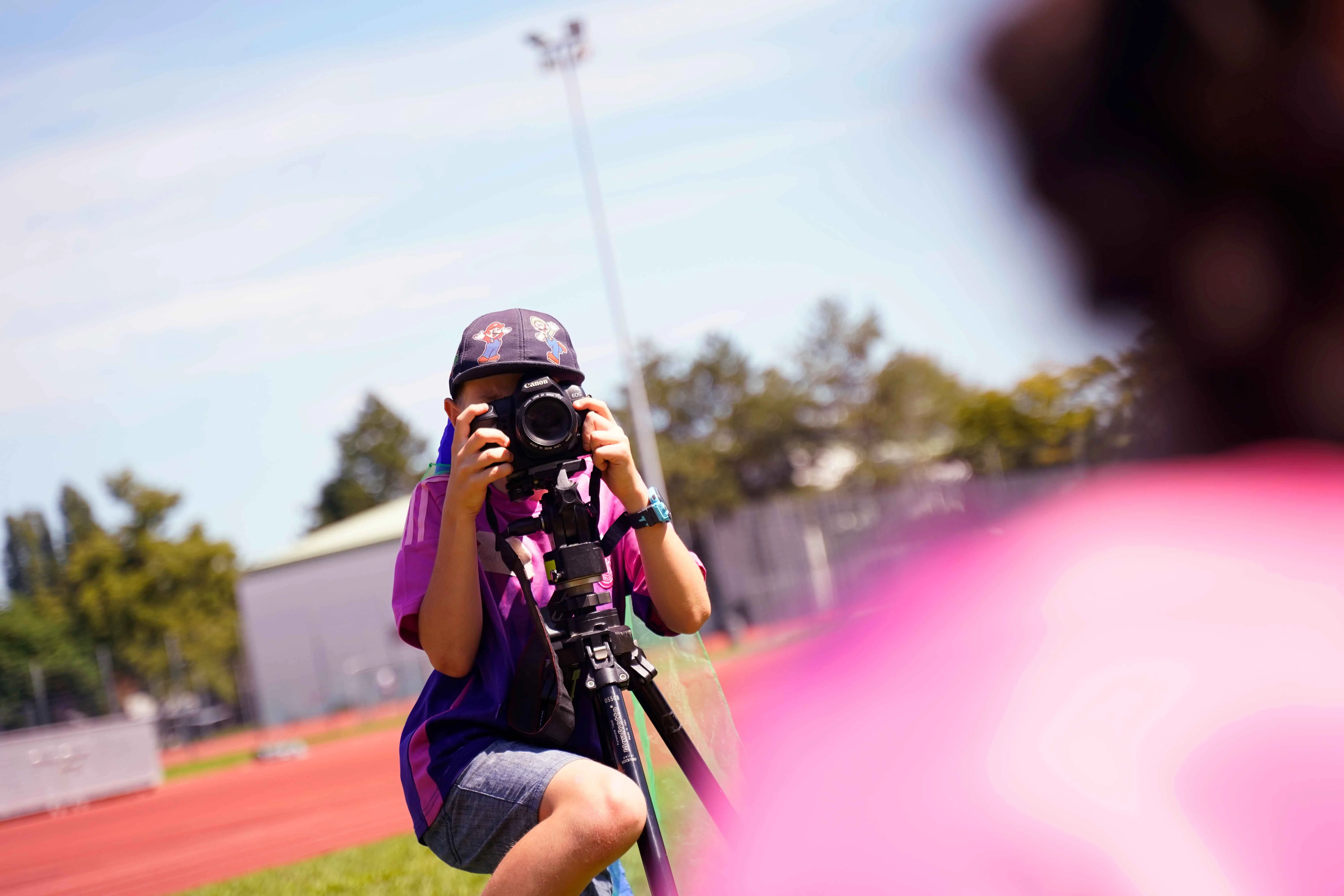 Teilnehmender auf dem Sportplatz Radolfzell beim fotografieren, 2025