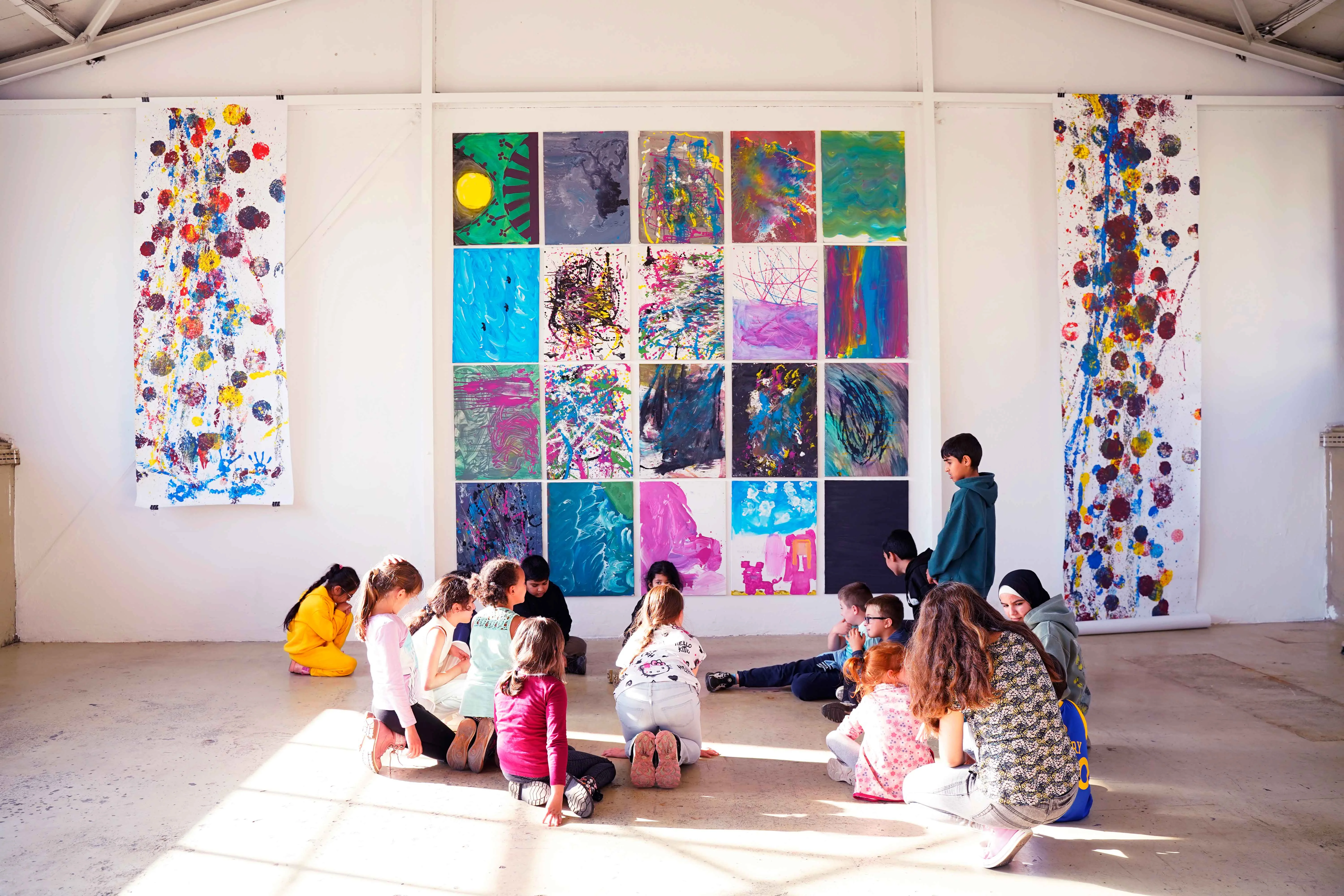 Teilnehmende vor der Abschlussausstellung im KFZ, 2025