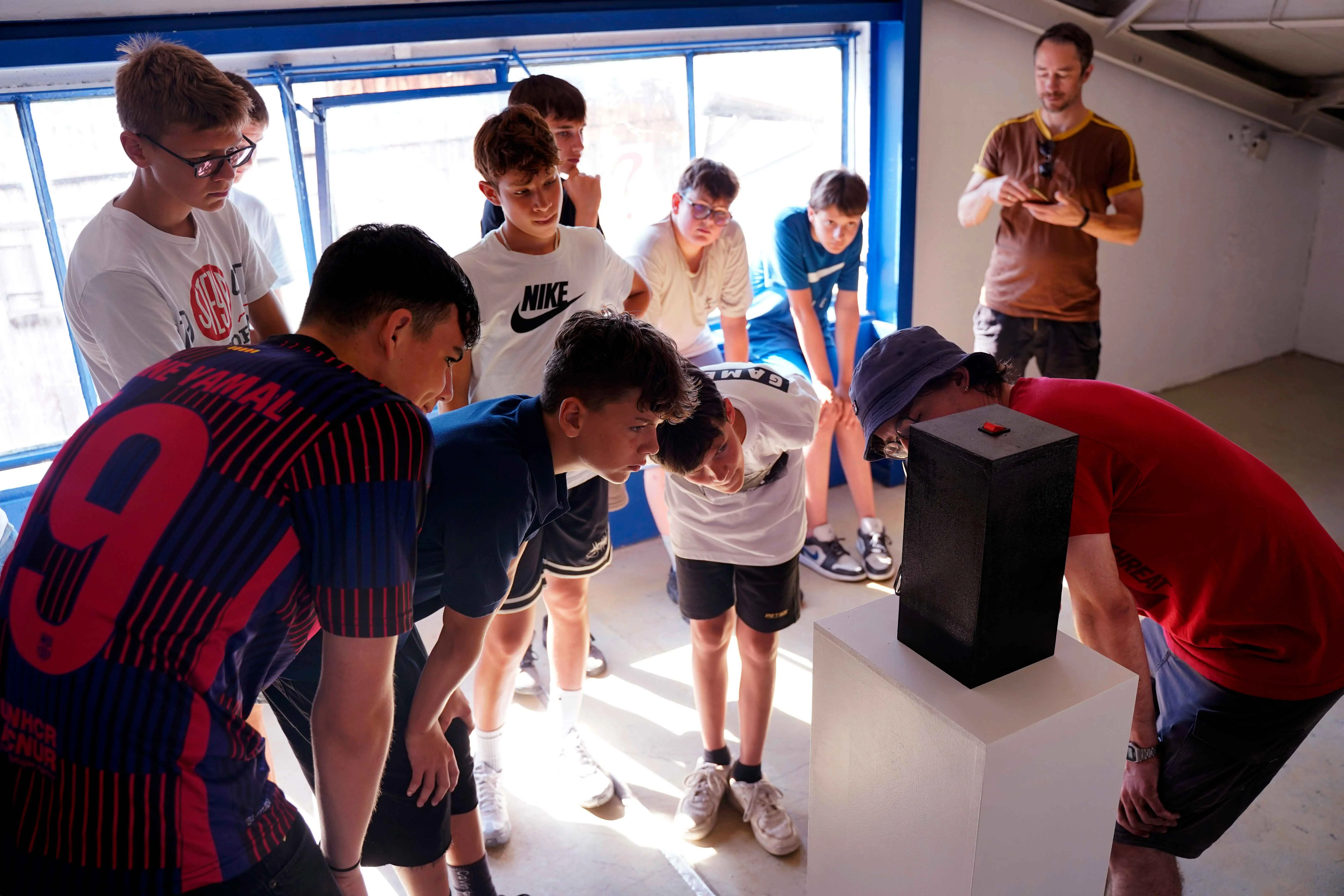 Schüler beim betrachten eines Kunstwerkes von Benedikt Waldmann im KFZ, 2025