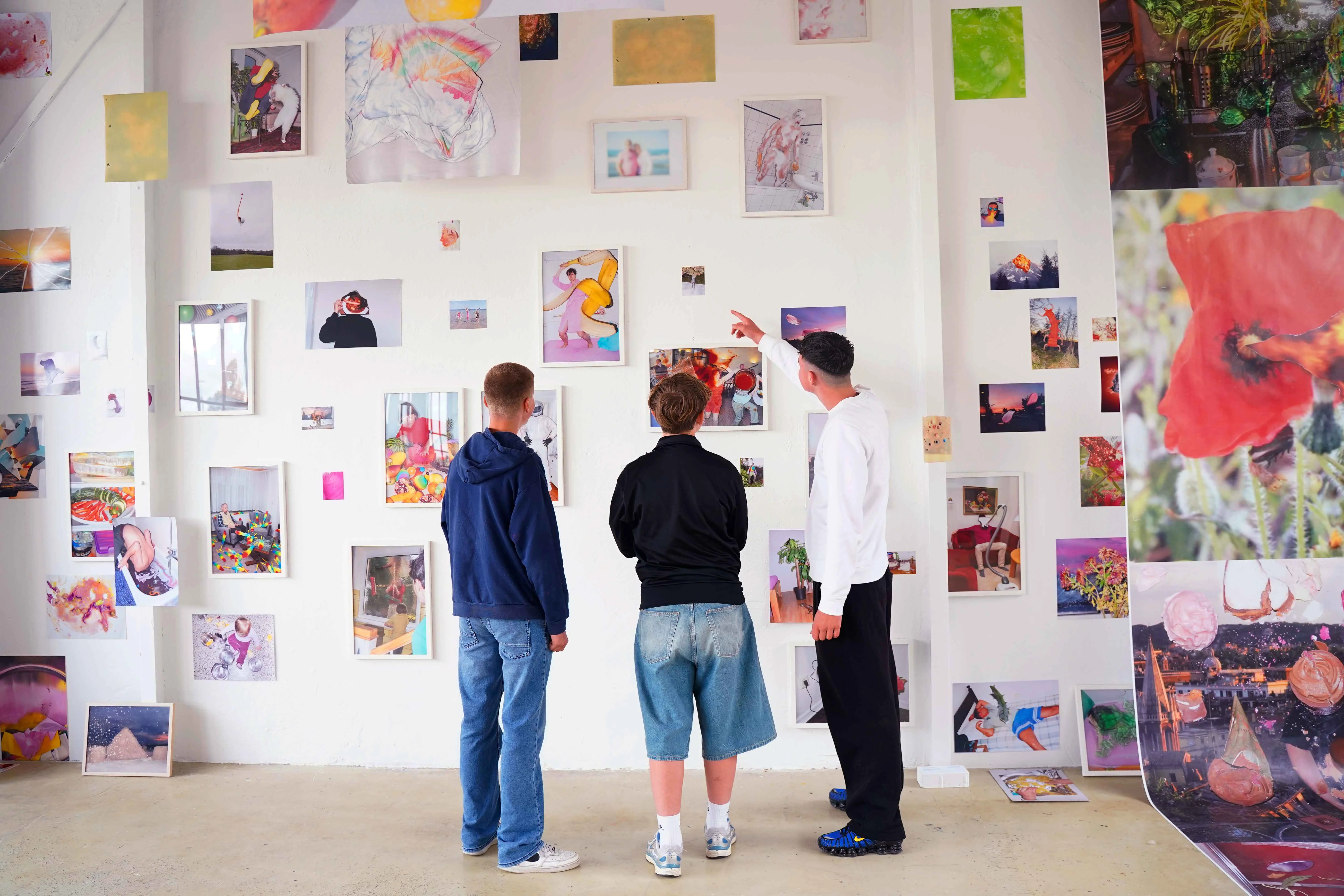 Schüler in der Ausstellung FLUXI DATZ im KFZ, 2025