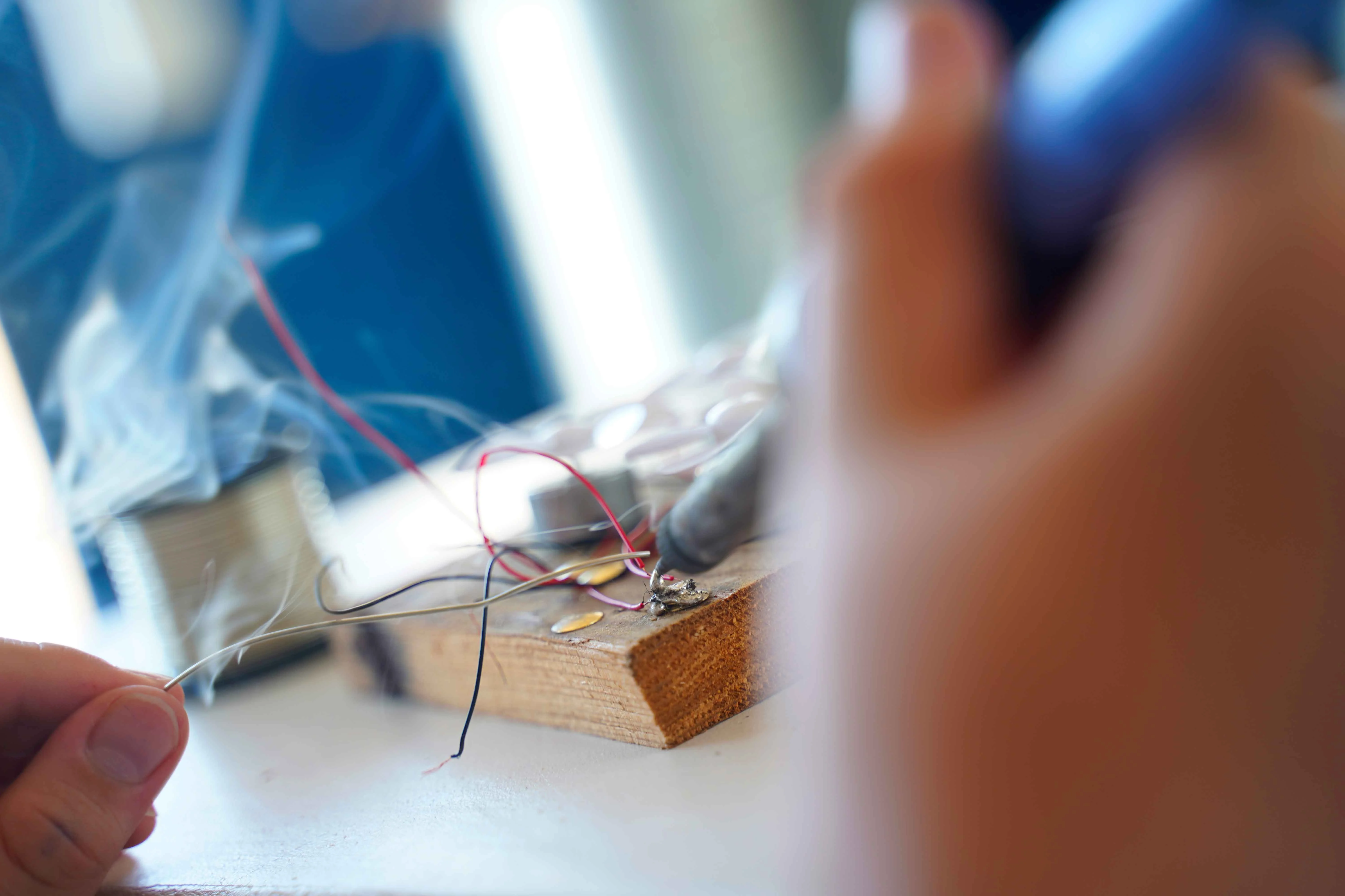 Schüler beim Löten seines Kunstwerkes im KFZ, 2025