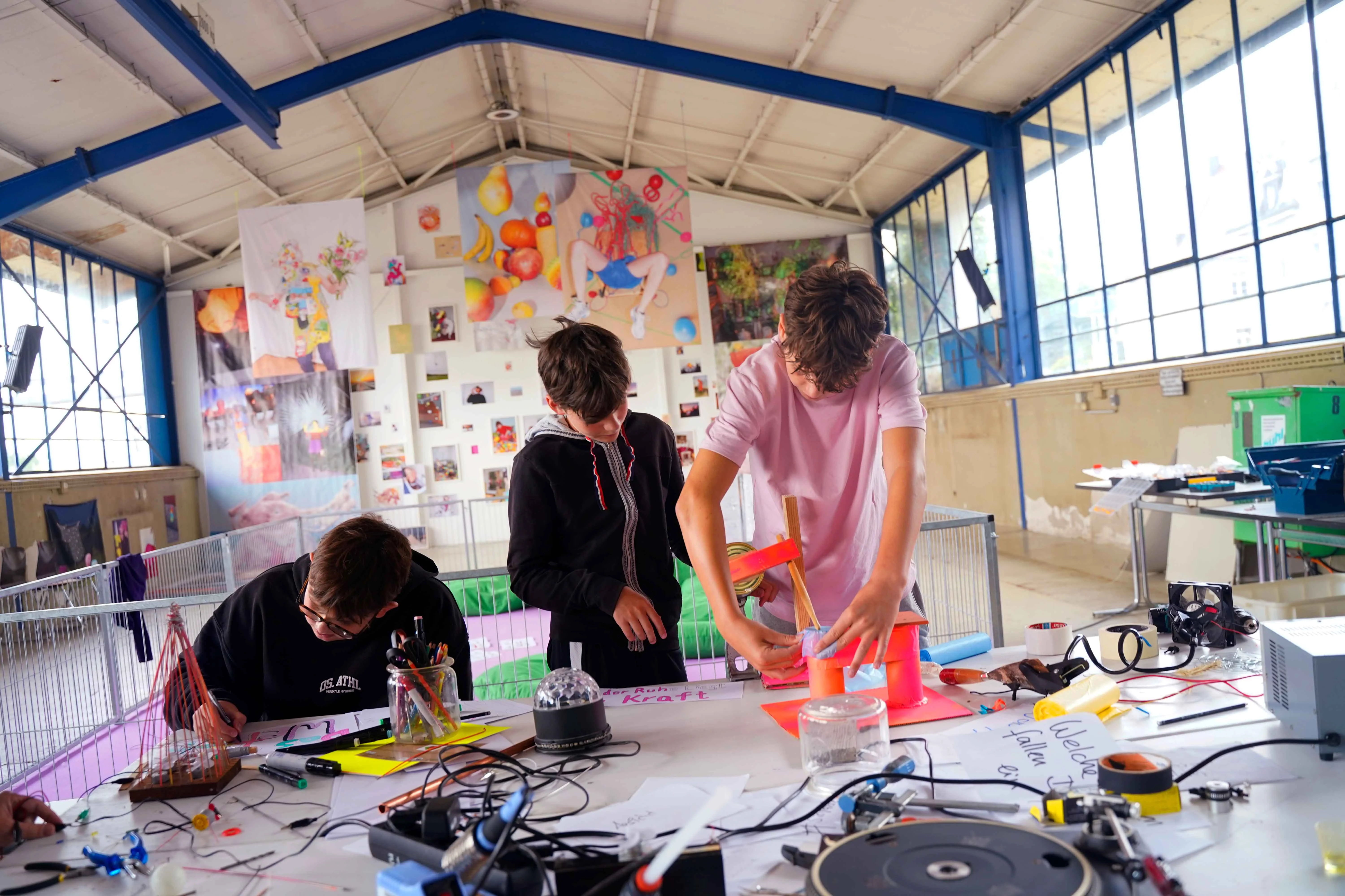 Schüler beim entwickeln ihrer Kunstwerke im KFZ, 2025