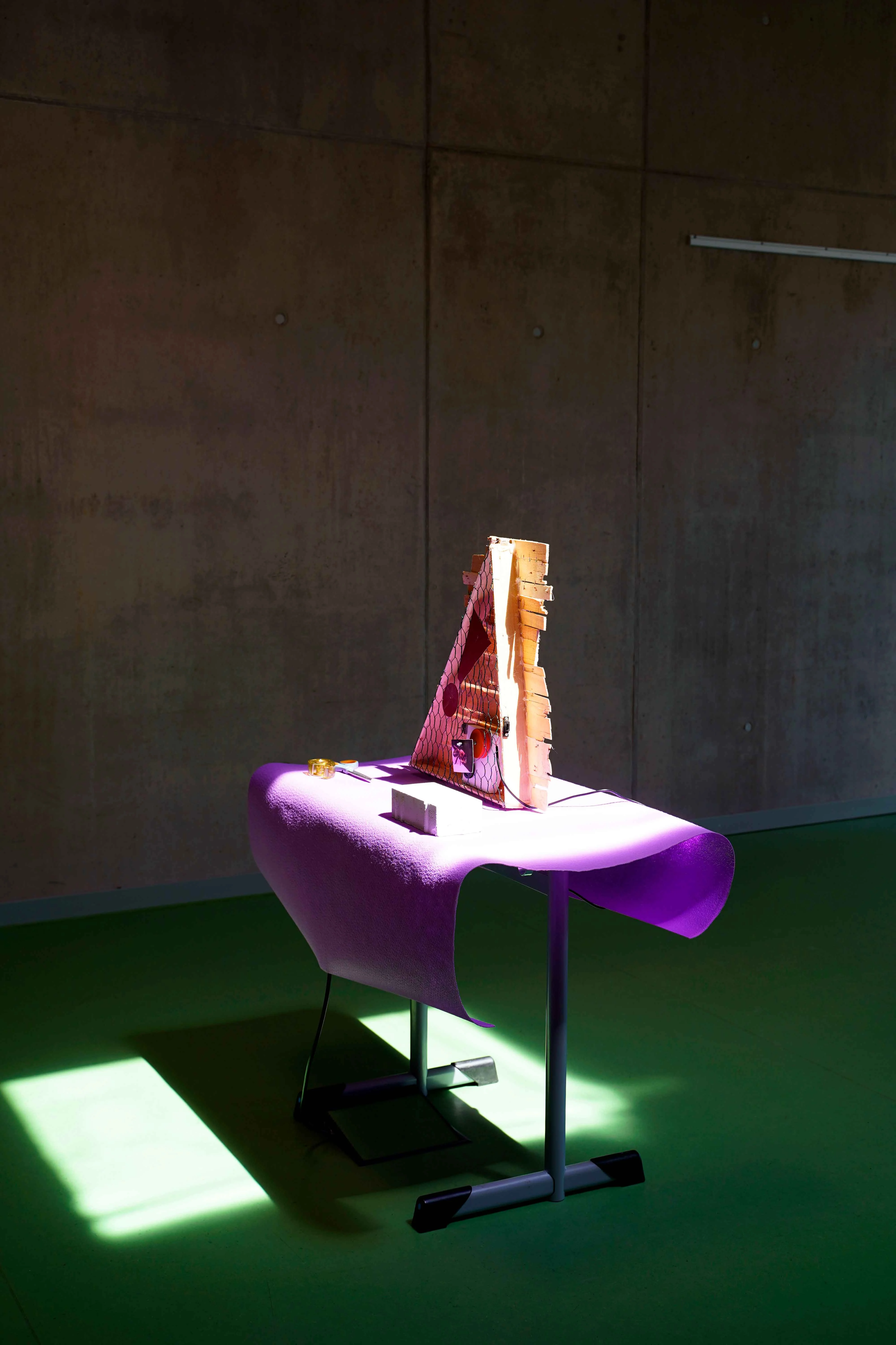 Kinetisches Kunstwerk, ausgestellt in der Gerhard-Thielcke-Realschule, 2025