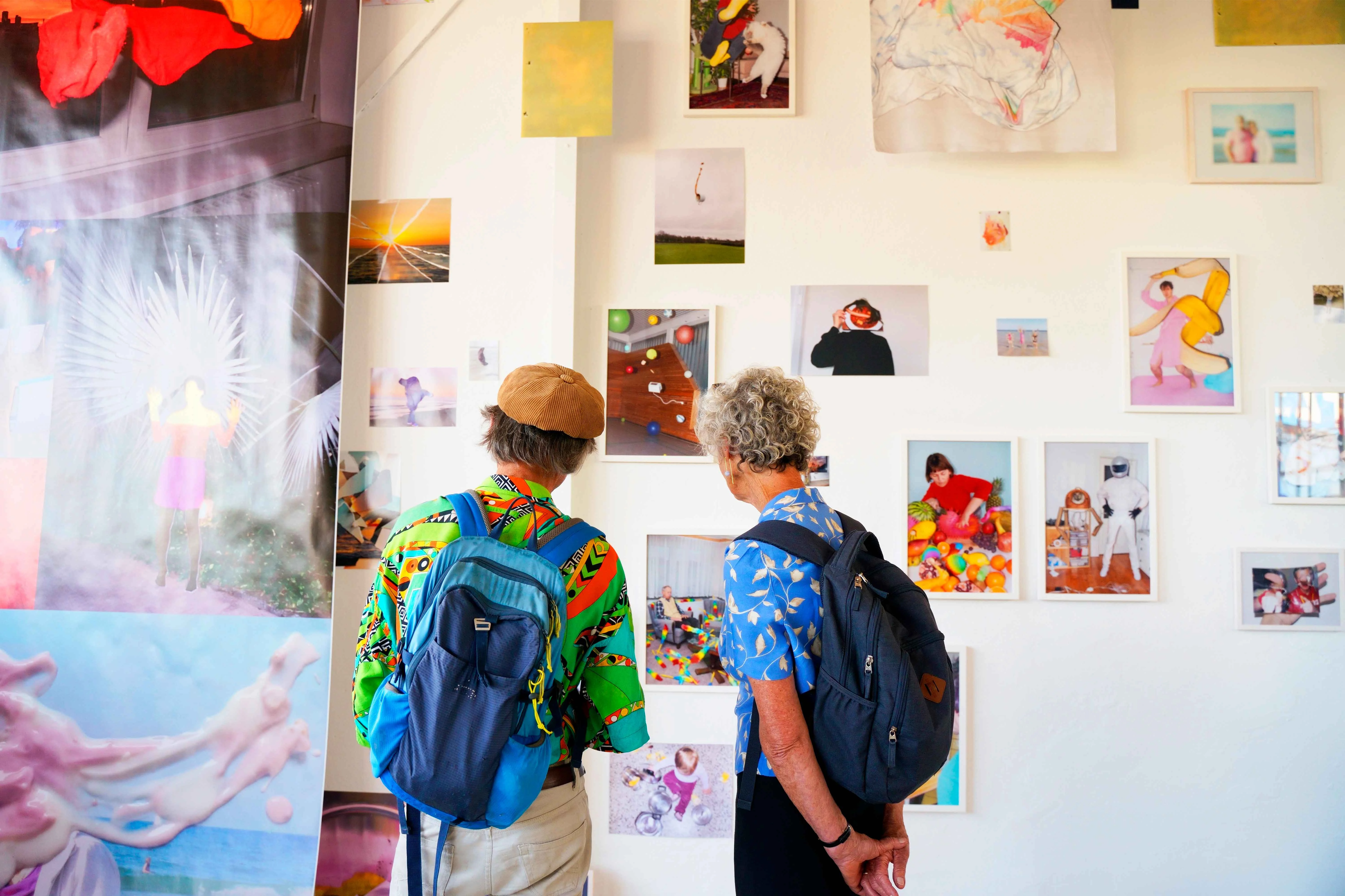 Besucher:innen vor der Arbeit 'Enten des Spektrums', Renke Brandt, KFZ - Kunst für Zukunft, 2025