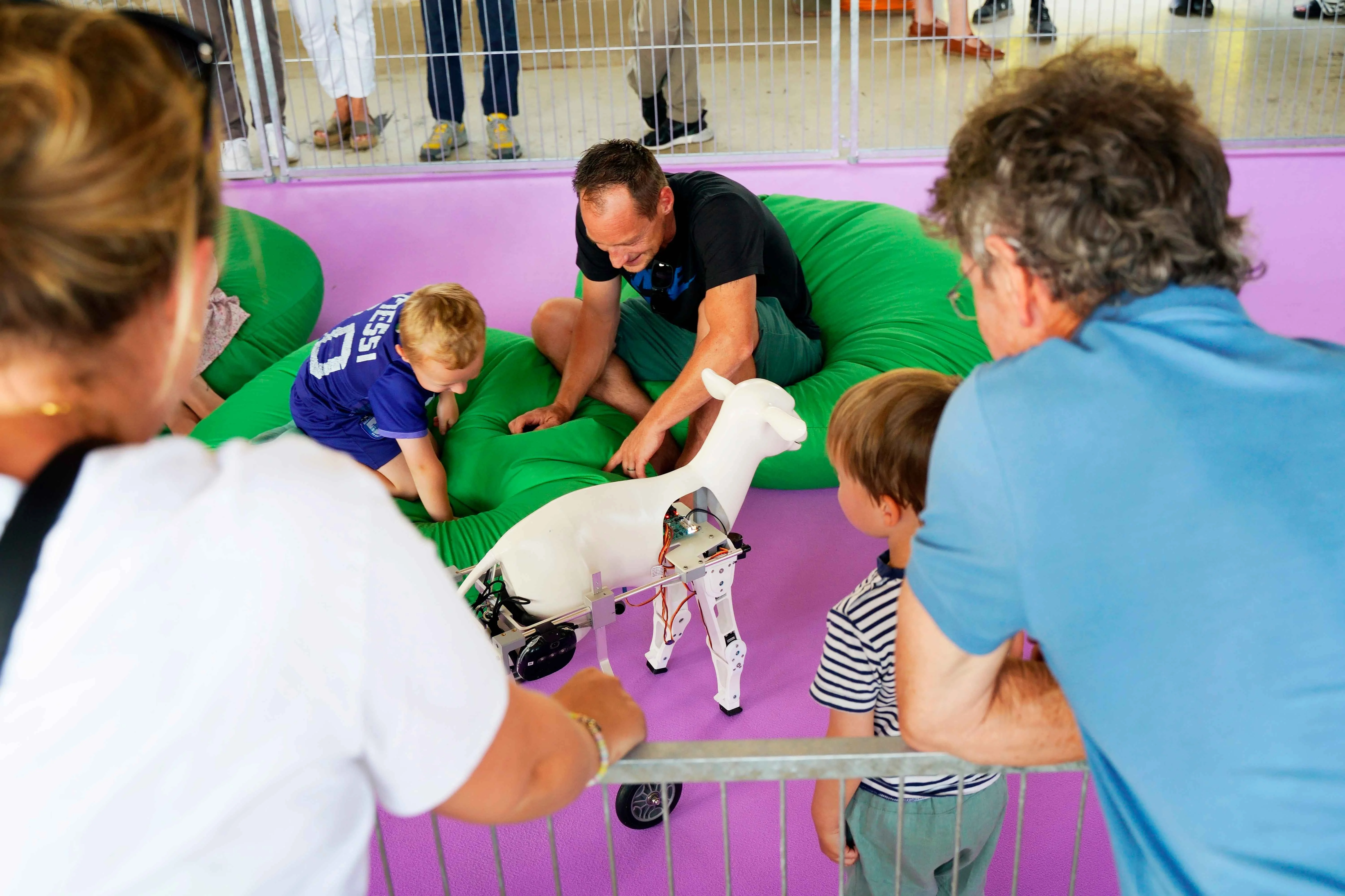 Besucher:innen in der Arbeit 'the oaten flute', Tintin Patrone, KFZ - Kunst für Zukunft, 2025