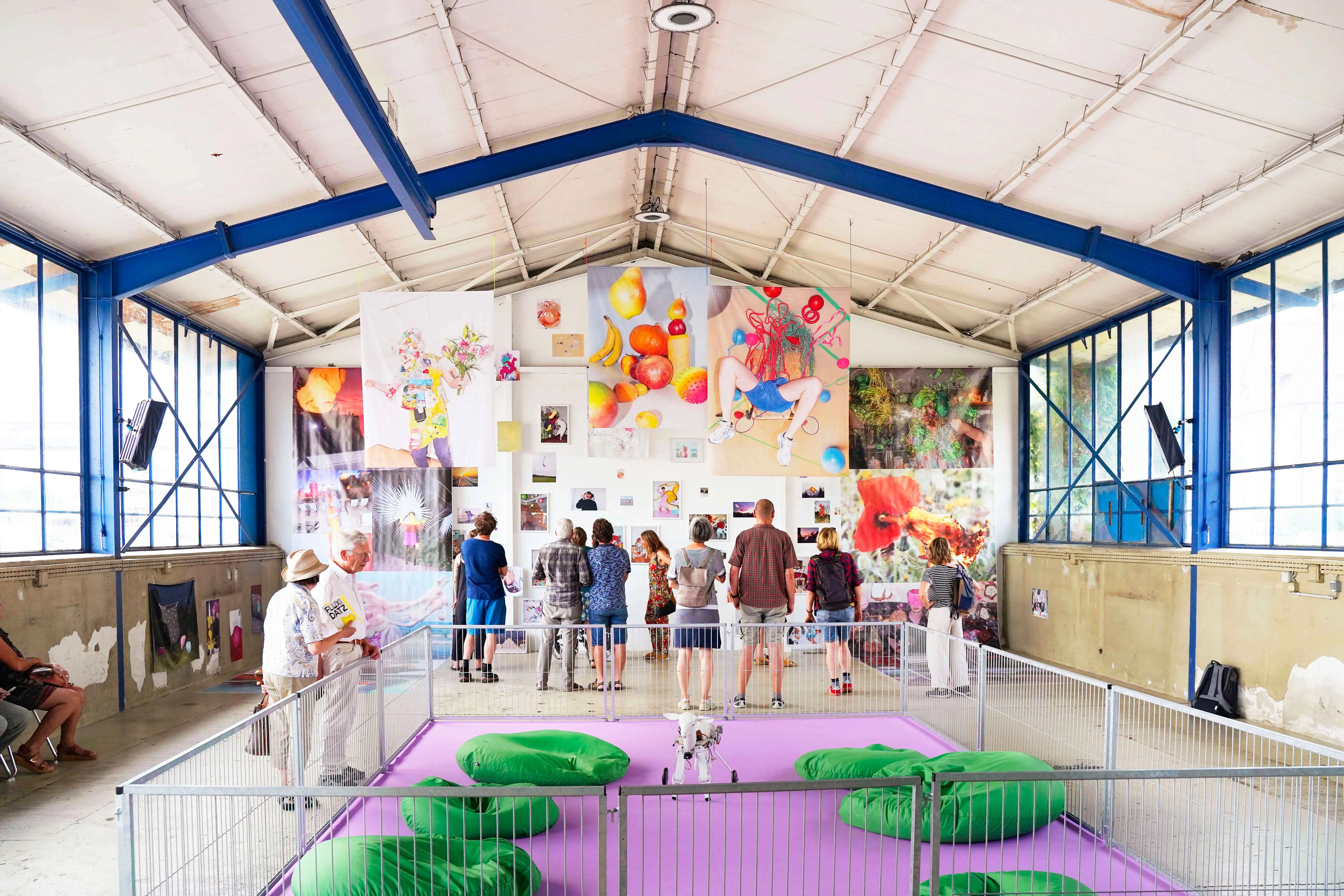 Besucher:innen in der Ausstellung FLUXI DATZ, KFZ - Kunst für Zukunft, 2025