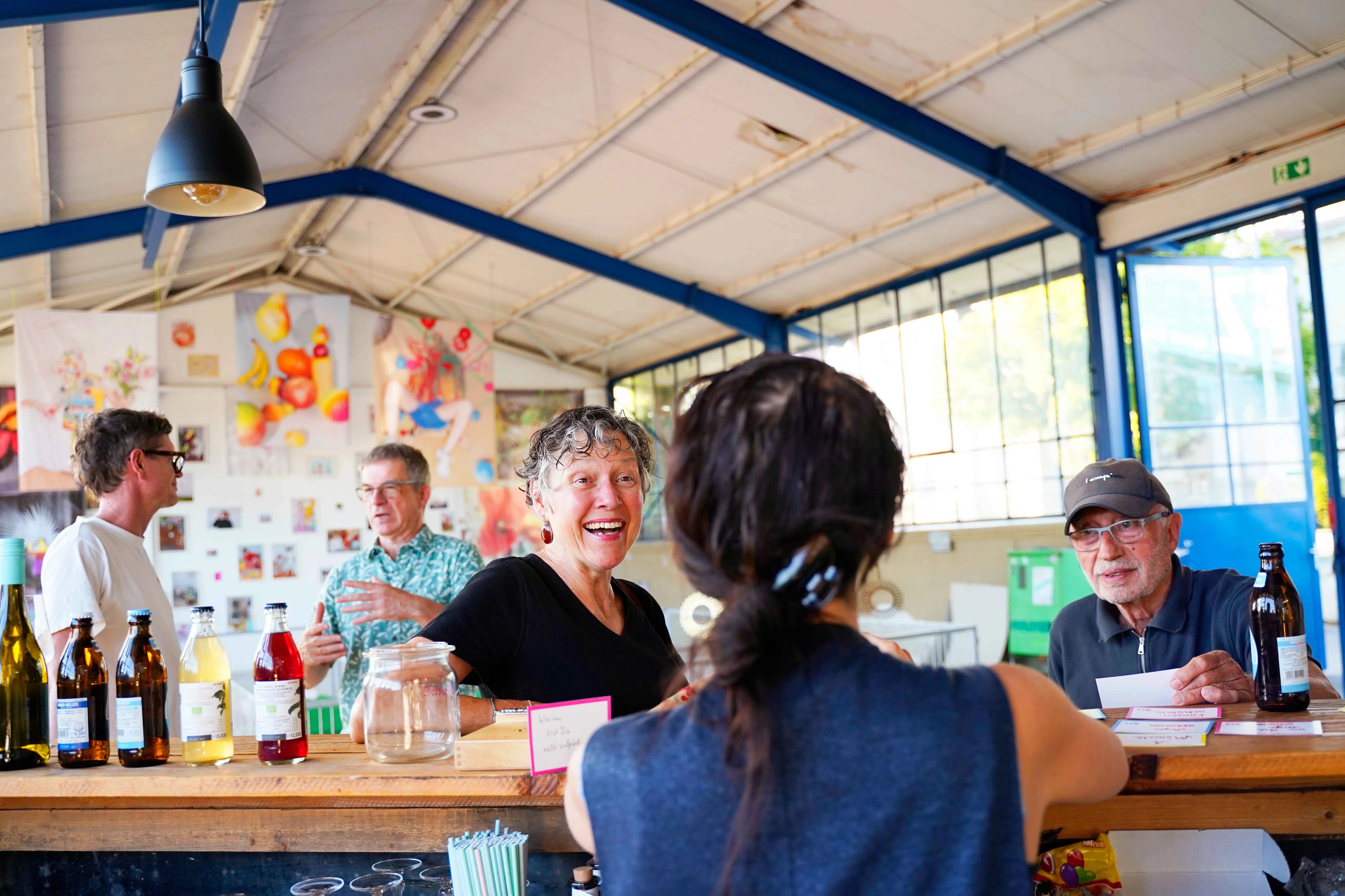 Besucher:innen beim Bargespräch mit Doris Hofmann im KFZ - Kunst für Zukunft, 2025