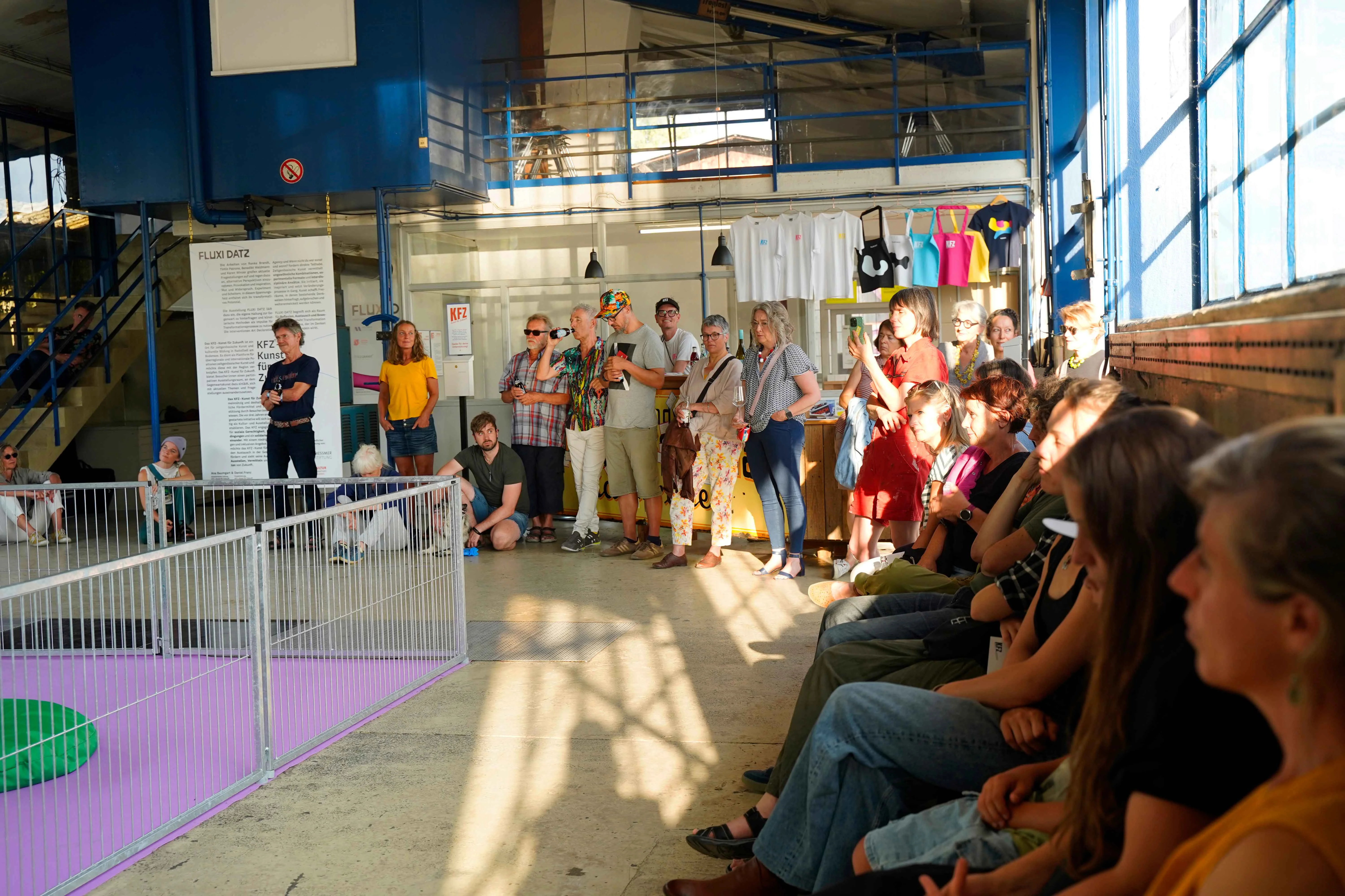 Besucher:innen bei transtonal im KFZ - Kunst für Zukunft, 2025
