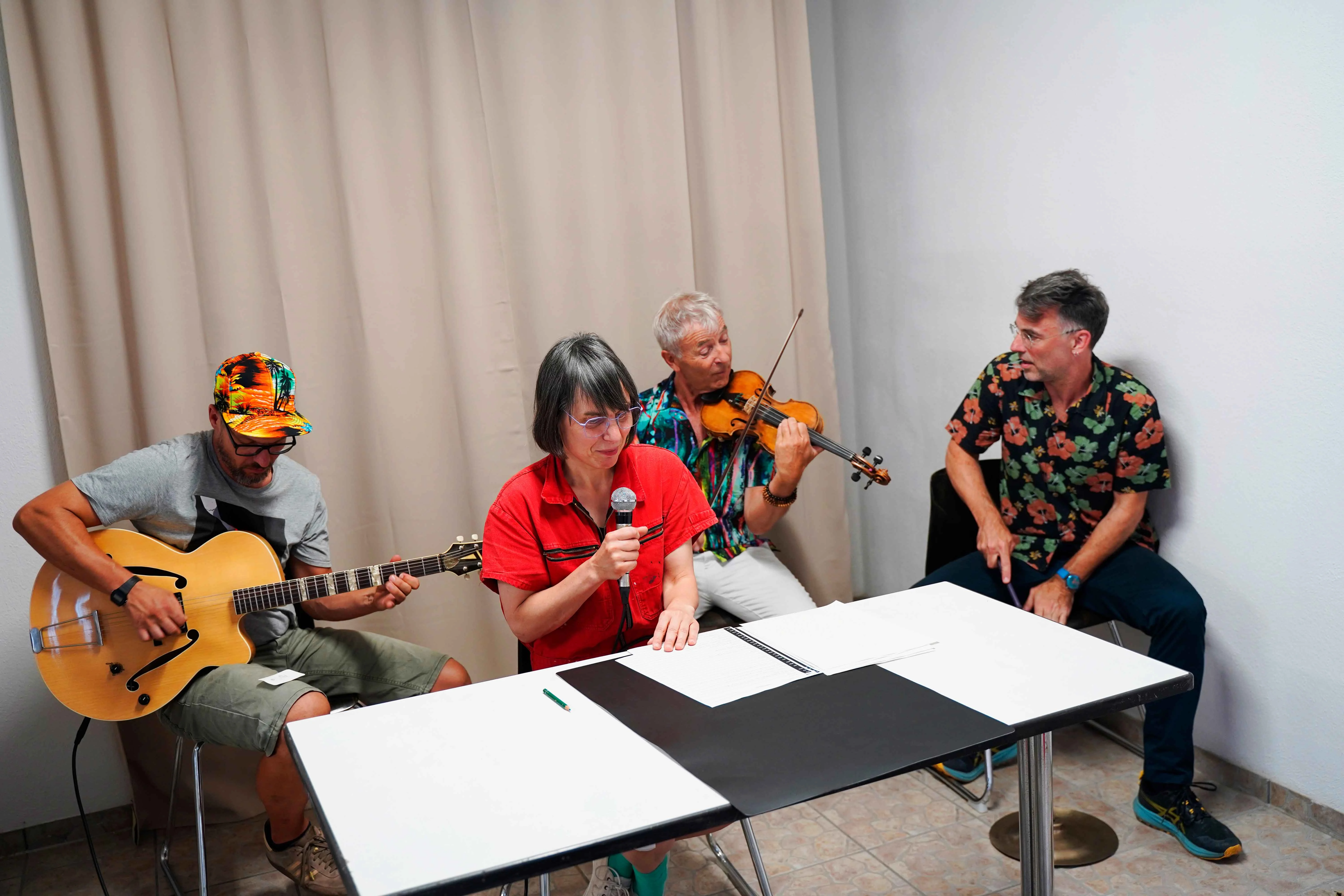 Sascha Henkel, Karen Winzer, Harald Kimmig, Christian Marien beim improvisieren von Deutungen im KFZ - Kunst für Zukunft, 2025