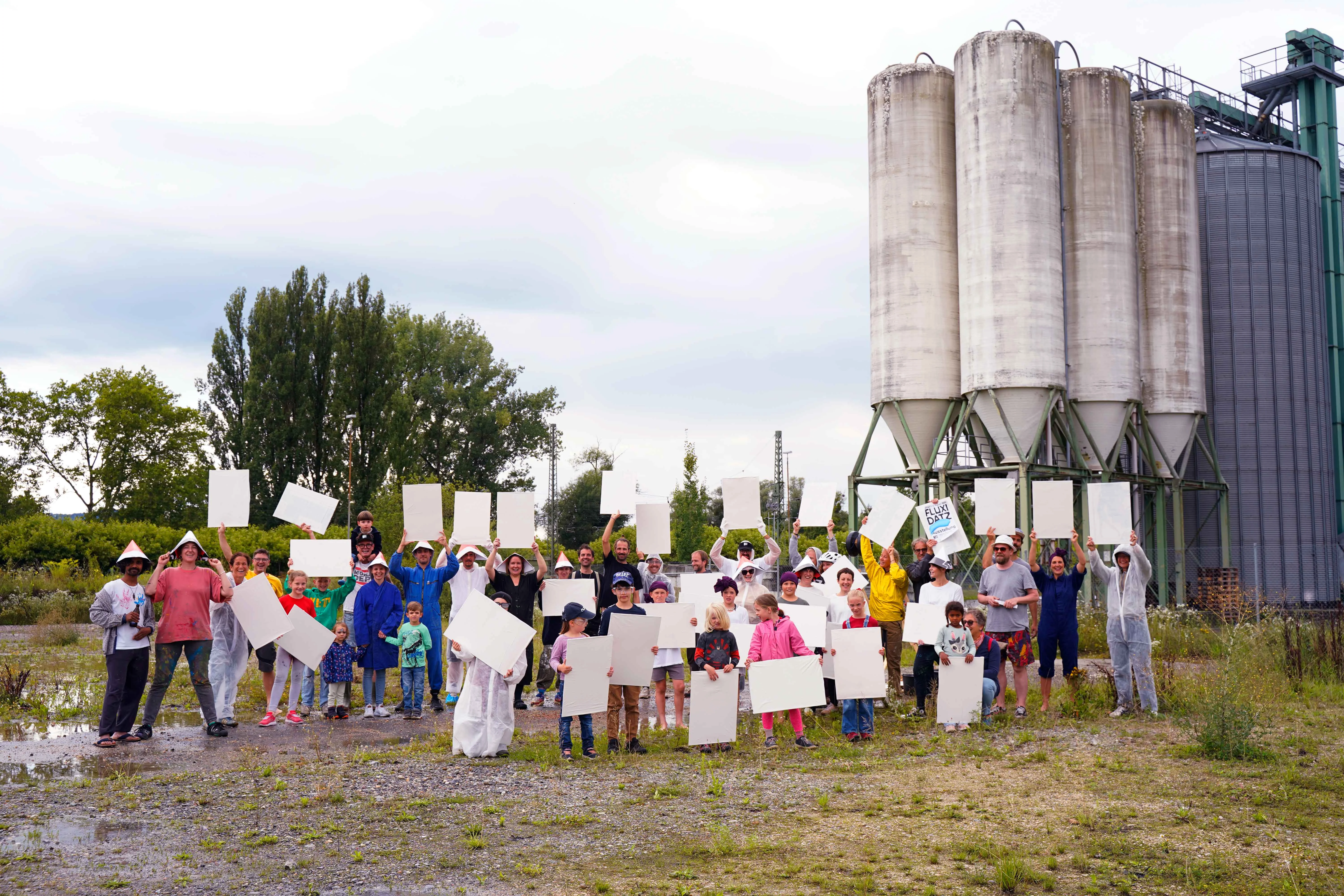 Gruppenbild Beginn Datz n Batz - ein Farbspektakel vor dem KFZ - Kunst für Zukunft, 2025