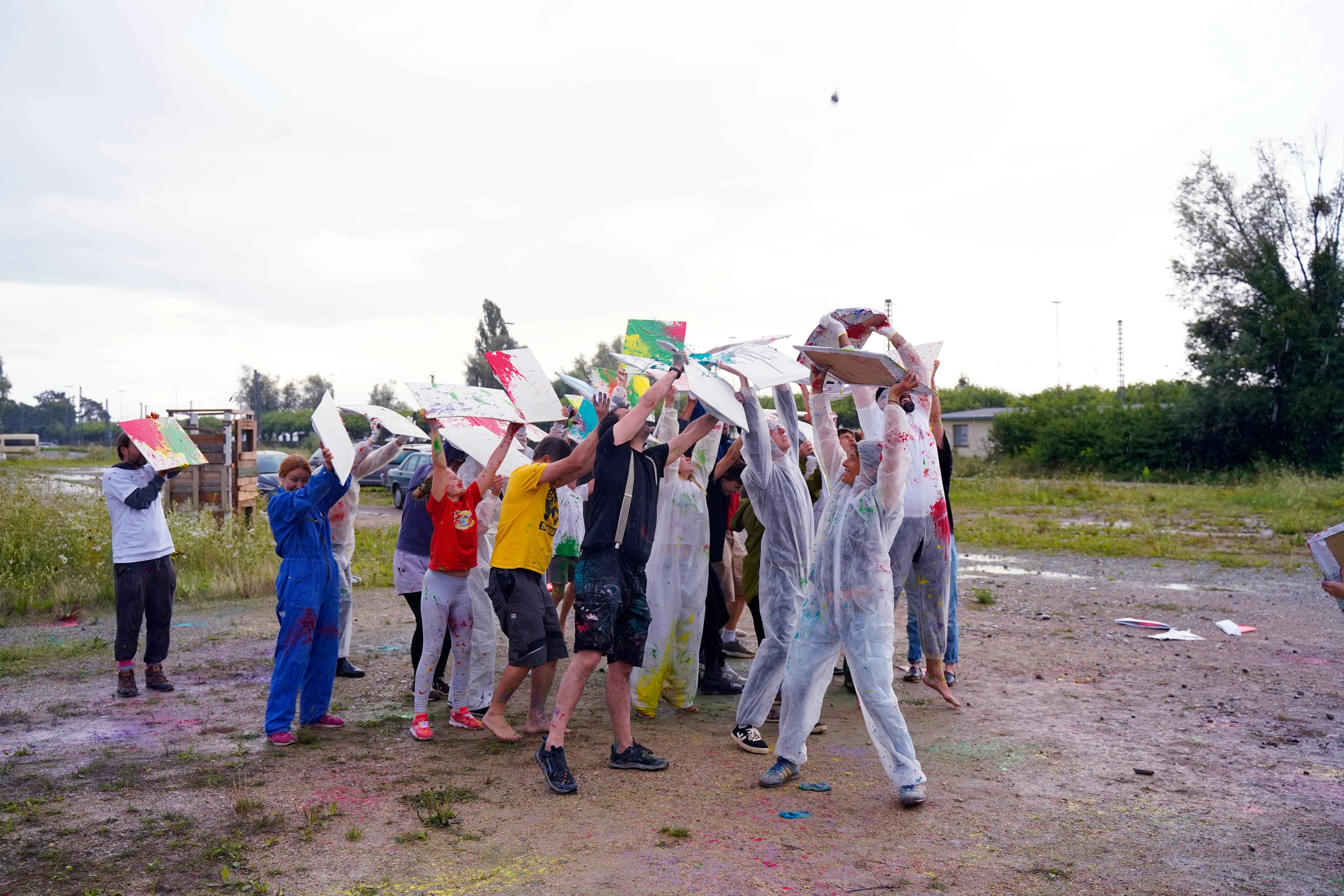 Teilnehmende bei Datz n Batz - ein Farbspektakel vor dem KFZ - Kunst für Zukunft, 2025