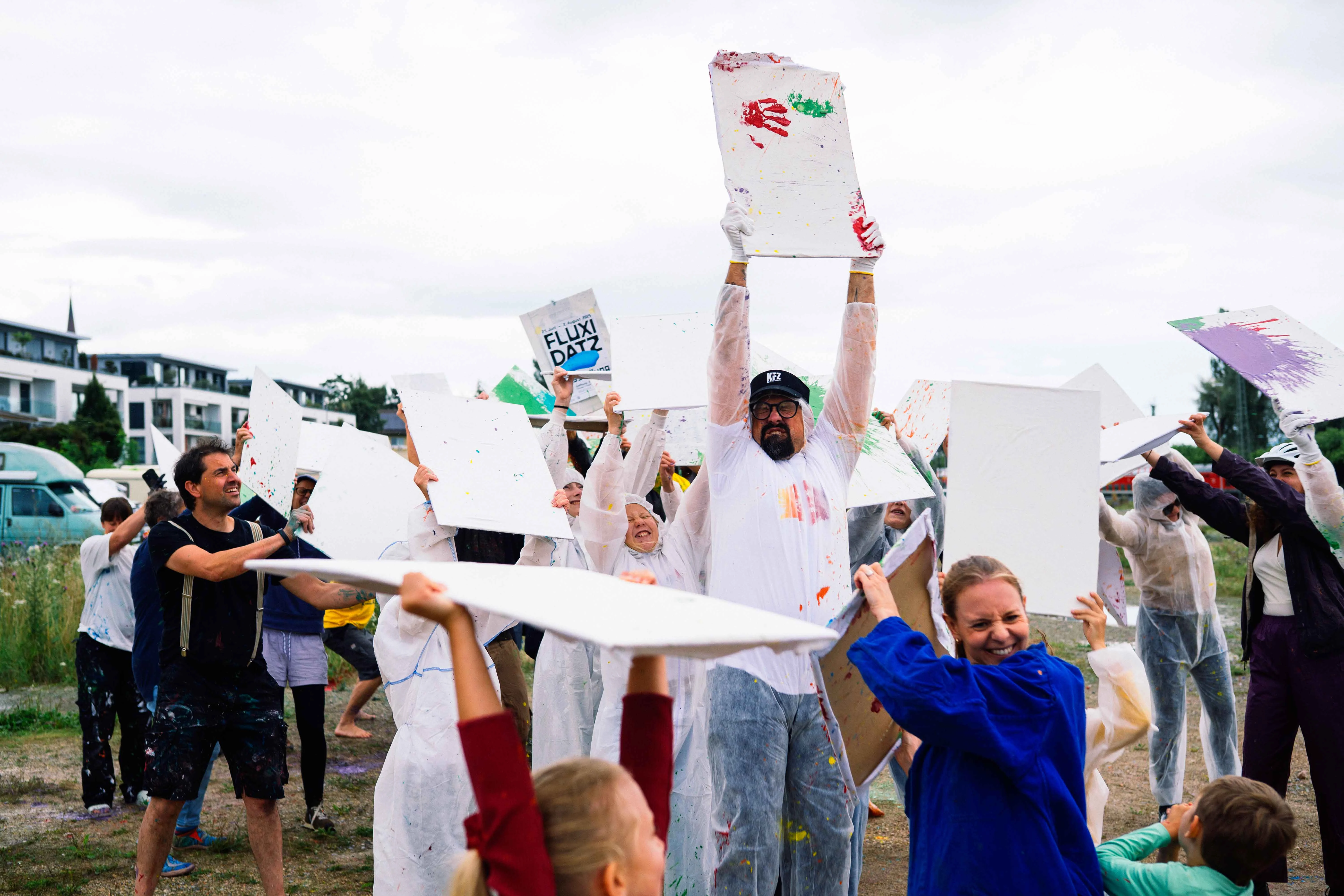 Teilnehmende bei Datz n Batz - ein Farbspektakel vor dem KFZ - Kunst für Zukunft, 2025