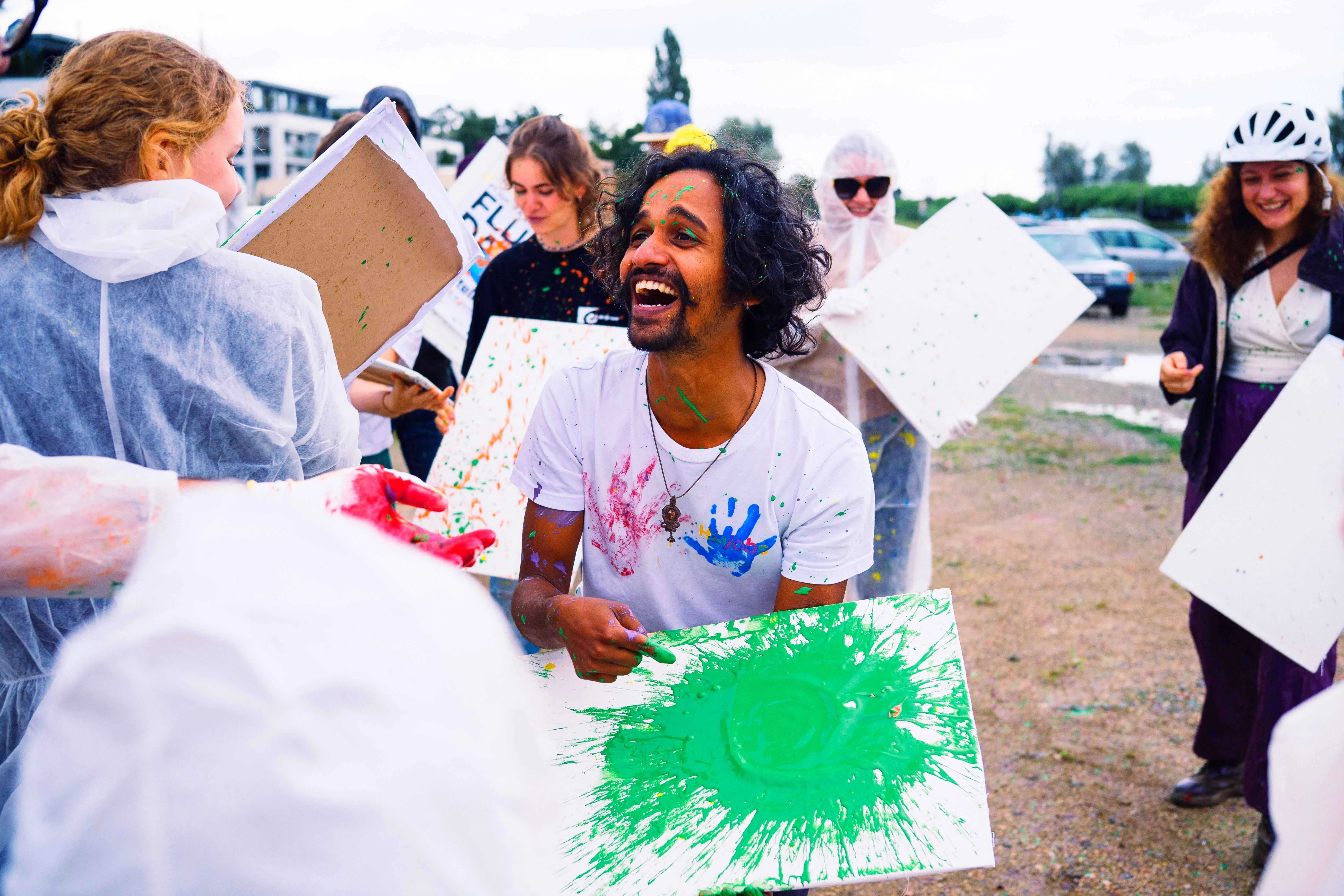 Teilnehmende bei Datz n Batz - ein Farbspektakel vor dem KFZ - Kunst für Zukunft, 2025