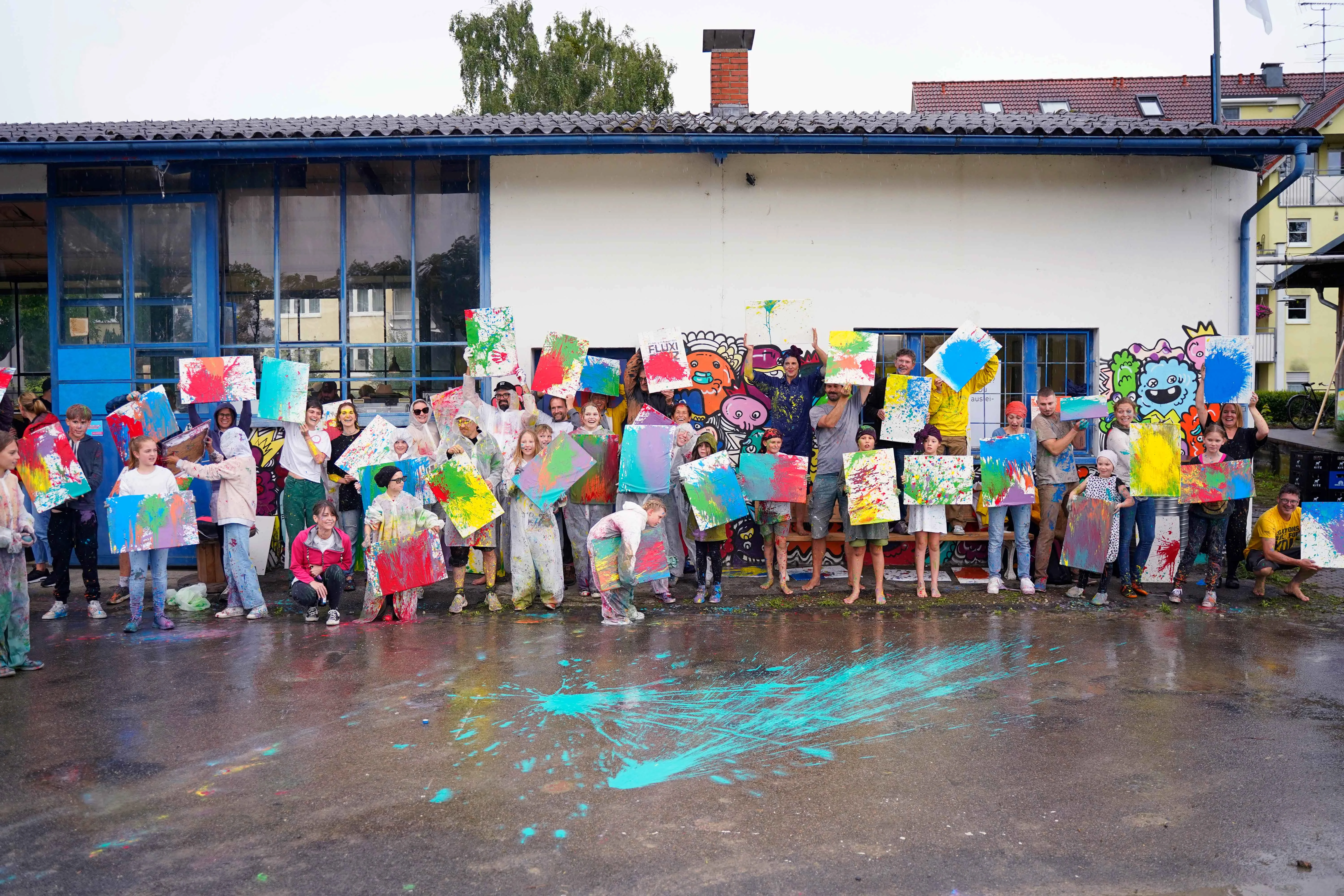 Abschlussbild, Datz n Batz - ein Farbspektakel vor dem KFZ - Kunst für Zukunft, 2025