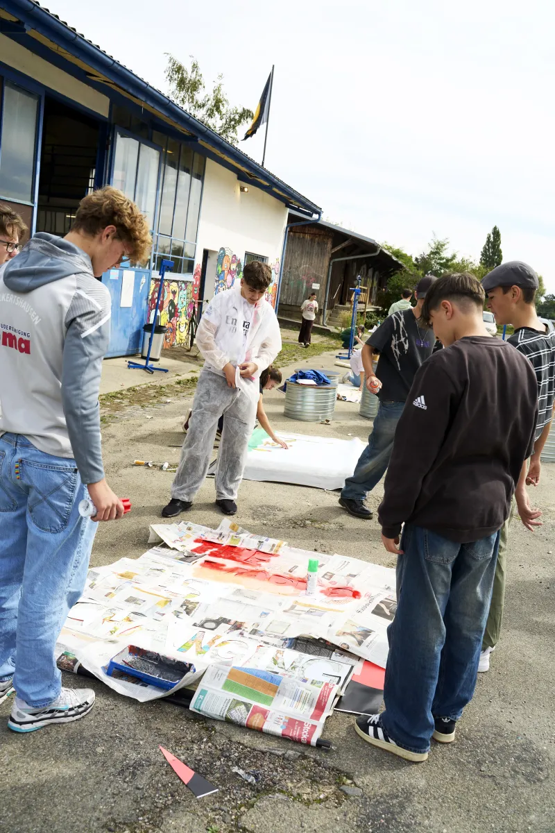 Schüler beim Sprayen im workshop Botschaften an die Zukunft, KFZ, 2024