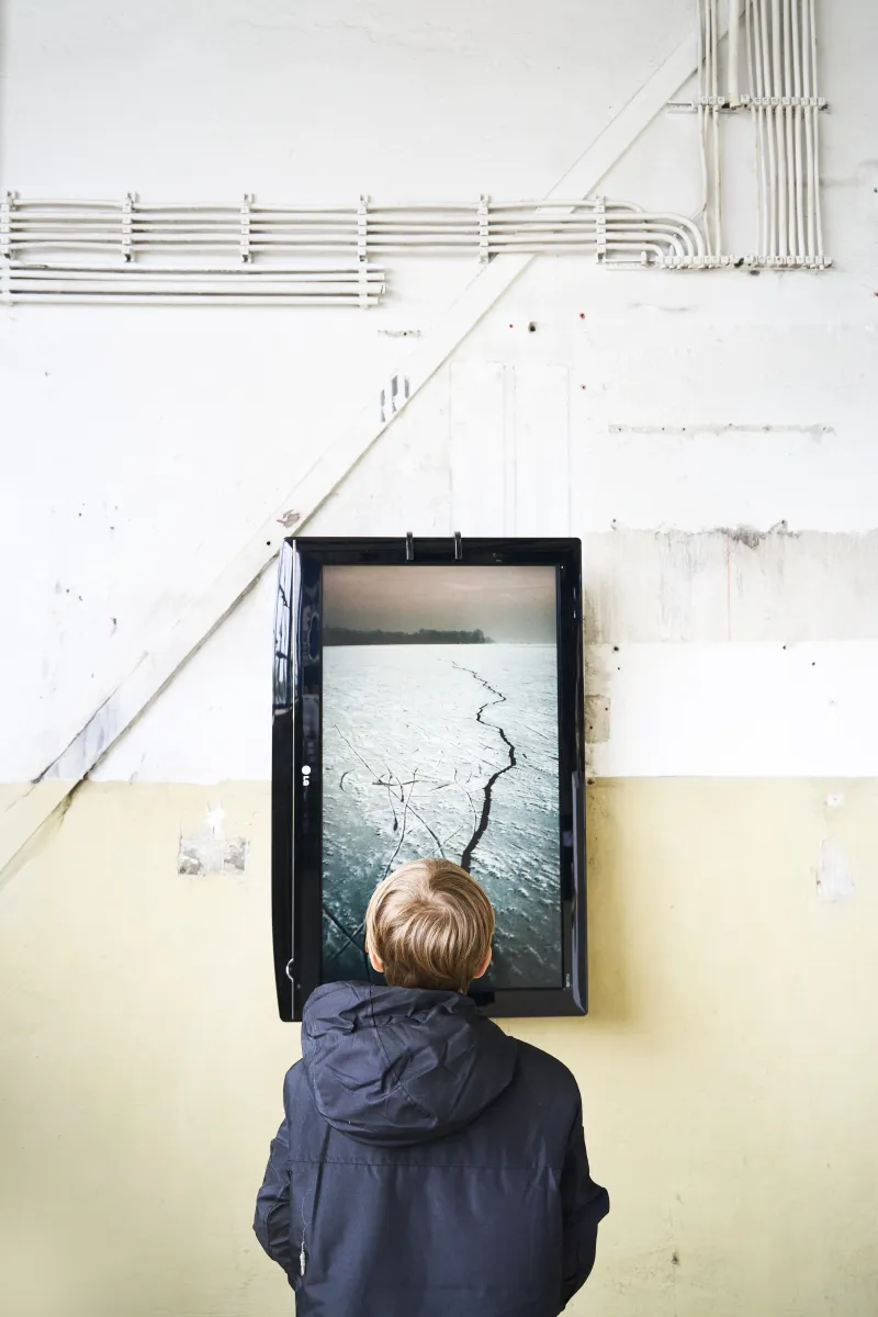 Kind betrachtet Videoarbeit im workshop mit der Kinderwohnung Radolfzell, Sept. 2024