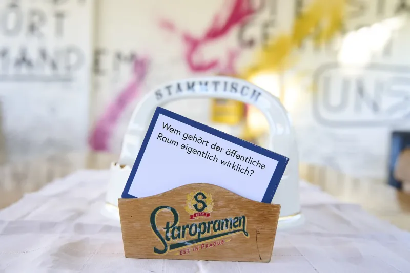 'Wo Stadt beginnt: parasitärer Stammtisch' (Detail), Shooresh Fezoni, 2026