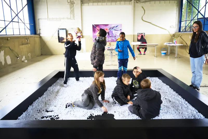 Kinder spielen im Kunstwerk von Olsen im workshop Ich bin Zukunft!, KFZ, 2024