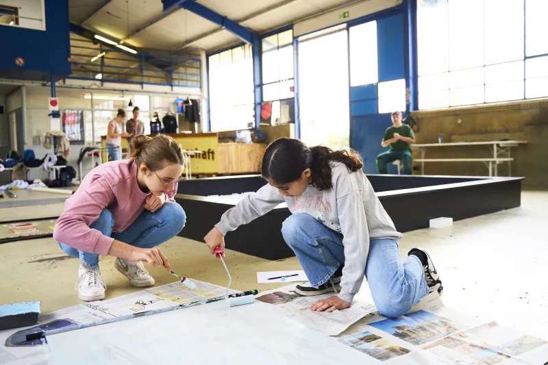 Schülerinnen beim Malen im workshop Botschaften an die Zukunft, KFZ, 2024