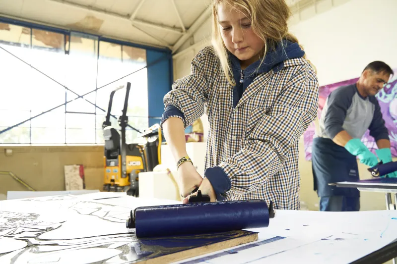 Teilnehmende beim Walzen im workshop Eine Botschaft - Ein kollektives Bild, Sept. 2024, gefördert von dem Bundesprogramm Demokratie leben!