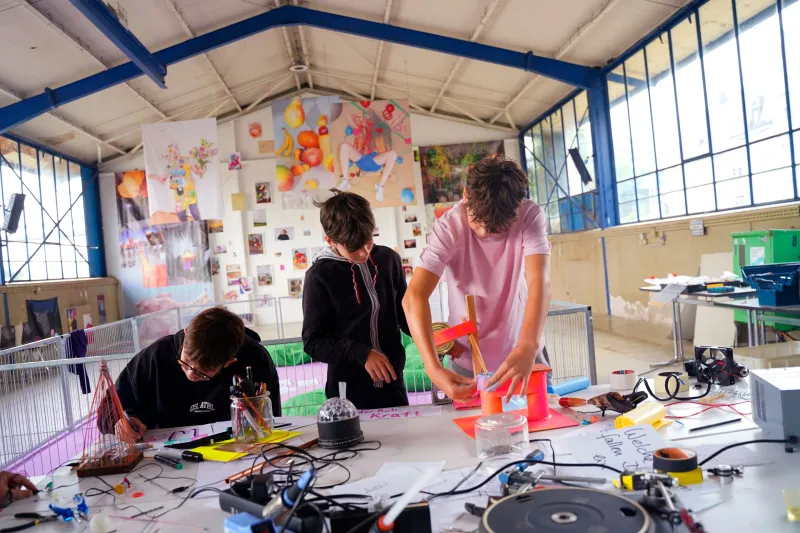 Schüler beim entwickeln ihrer Kunstwerke im KFZ, 2025