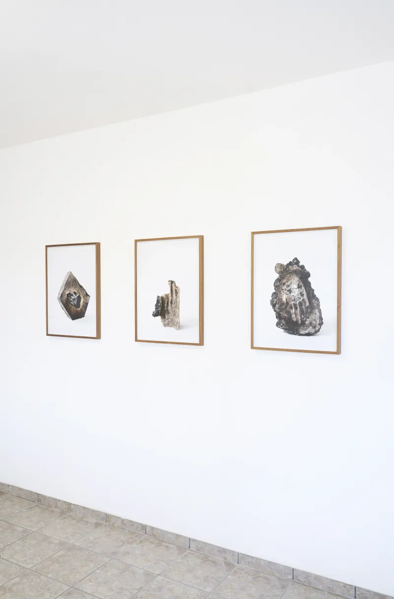 Ausstellungsansicht der Arbeit untitled (aus der Serie Artefakte Tag X), von Paula Winkler und Sibylle Fendt, Sept., 2024
